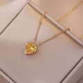 Elegante goldene Halskette mit gelbem Herz-Zirkonia-Anhänger auf luxuriösem Satinhintergrund - Zitronengelbe Herz-Zirkon-Halskette (X2176)