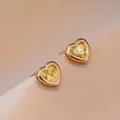 Eleganti orecchini a cuore in oro con zirconi gialli su tessuto morbido a coste - Orecchini a cuore giallo limone (E418)