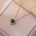 Collier cœur doré élégant avec zircon vert émeraude et perles sur un coffret cadeau - Collier Coeur Émeraude (X2178)