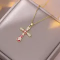 Vergoldete Kreuzkette mit roter Emaille und Zirkonia auf einer grauen Schmuckschatulle - Rote Kreuz-Halskette