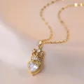 Collier élégant avec pendentif cœur doré et couronne d'émeraude sur fond de soie douce - Blanc (X1998 Couronne de Coeur)