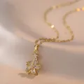 Elegante collar de molinillo dorado con pétalos de circón y pequeño detalle de estrella - Estilo de Molinillo Dorado (X2031)