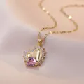 Vista macro dettagliata della collana con ciondolo a cuore, gemma rosa e micro-diamanti - Collana Cuore Infranto Oro (X2134)