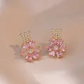 Ohrstecker mit rosa Zirkonia-Blüten und goldener geometrischer Kreuzform mit Kristallen - Gold Zirkonia Ohrringe (E499)