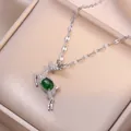 Collana a renna argentata con gemma ovale verde smeraldo e zirconi scintillanti - Collana Piccolo Alce / Argento