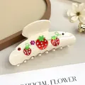 Dettaglio di un grande fermaglio per capelli crema con fragole 3D e strass brillanti - Fragola