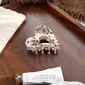 Detail einer herzförmigen Acetat-Haarklammer mit schwarz-weißem Punktmuster - Milchtee Braun 6.5cm