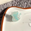 Close-up of cat-shaped acetic acid hair claw clip with blue and white marble pattern - Cyan