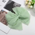 Macro d'une pince à cheveux en tulle vert menthe avec nœud multicouche texturé - Vert