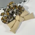 Elegantes Set aus kariertem Haargummi und beigefarbener Haarschleife auf weißem Grund - Kleiner Schleife Haargummi