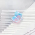 Dettaglio della molletta per capelli a gatto in acetato marmorizzato rosa e blu - Blu e Rosa