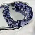Fascia per capelli in maglia a righe viola e nere con design plissettato a nuvola - Cerchietto