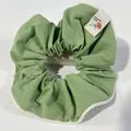 Chouchou en tissu vert avec bordure crème et étiquette florale pour chignon - Vert