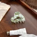 Detail der herzförmigen Haarklammer aus grünem Acetat mit Marmorierung auf Holz - Minzgrün 6.5cm