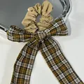 Eleganter Haargummi mit karierter Schleife und langen Bändern auf Metalltablett - Große Schleife Haargummi