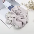 Coletero extragrande de satén lavanda y encaje floral con detalle de cuentas doradas - Blanco