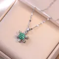 Collar de copo de nieve plateado con circonitas verdes en elegante caja de regalo - Estilo de Incrustación de Copo de Nieve Plateado (X0142)