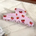 Große rosa Haarklammer mit süßem Motiv aus roten Erdbeeren und rosa Schleifenmuster - Erdbeerschleife