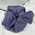 Chouchou en maille rayée violet et noir avec une texture côtelée élégante - Chouchou