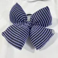 Chouchou en maille rayée violette et noire avec petit pendentif métallique - Nœud Rembourré