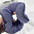 Chouchou en maille rayée violet et noir avec un large design bouffant et élégant - Grand Scrunchie Rembourré