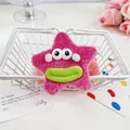 Chouchou en peluche rose en forme d'étoile avec de grands yeux dans un panier - Étoile rose rouge