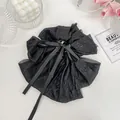 Pinza de pelo elegante con lazo grande negro en tejido plisado brillante y cintas largas colgantes - Negro