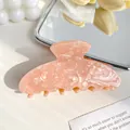 Pince à cheveux en acétate rose pêche avec motif marbré et design croissant large - 9cm / Rose Diamant