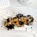 Pince à cheveux trèfle en acétate écaille de tortue avec perles blanches élégantes - 8.5cm / Écaille Café