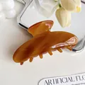 Grande pince à cheveux en acétate ambré pour coiffures élégantes au design minimaliste - 9cm / Café