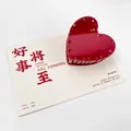 Pince à cheveux cœur rouge en acétate avec strass brillants sur carte beige - Strass / 6.5cm / Rouge