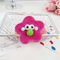 Chouchou en peluche rose en forme d'étoile avec de grands yeux dans un panier blanc - Étoile Ronde Rose Rouge