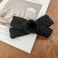 Stijlvolle zwarte gebreide strik haarklem met een zachte pluche bal voor de winter - 10.5cm / Zwart