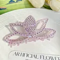 Pince à cheveux lotus élégante en lavande translucide ornée de strass violets brillants - 10.5cm / Lavande