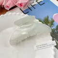 Grande pince à cheveux en acétate blanc laqué nacré pour des coiffures élégantes - 11cm / Vert clair