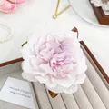 Pince à cheveux fleur en tissu dégradé rose avec un papillon violet en strass - Grand (11cm) / Pivoine Rose