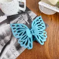 Pince à cheveux papillon évidée double couche bleu clair mat avec texture givrée - 14cm / Bleu