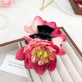 Pince à cheveux fleur rose 3D sur plateau à bijoux en velours gris pour femmes - Grand (11cm) / Lotus Rouge