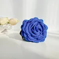 Pince à cheveux élégante avec rose en tissu bleu Klein 3D et finition satinée chic - Bleu Royal