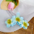 Blaue Plumeria Blumen Haarklammer mit gelber Mitte für Sommerhaarstyling - Blaugrün