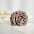 Pince à cheveux fleur rose en tissu marron vintage avec pétales textiles en relief 3D - Café