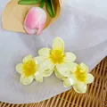 Pince à cheveux motif fleurs de frangipanier avec dégradé de jaune en résine - Jaune