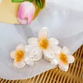 Lot de trois pinces à cheveux fleur de frangipanier blanc crème et centre orange - Orange