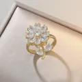 Exquise gouden bloemring met peervormige zirkonia-bloemblaadjes en bladvormige accenten - Witte Bloem Ontwerp Ring (J0548)