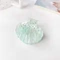 Pince à cheveux coquillage vert menthe avec strass et perles sur fond blanc - 5cm / Cyan