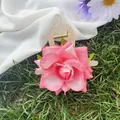 Pinza per capelli con rosa in tessuto rosa e base in acrilico trasparente champagne - Rosa 8cm