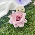 Pinza per capelli con rosa in tessuto rosa e foglie verdi su base in resina chiara - Viola Chiaro 8cm