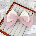 Pince à cheveux nœud en tulle rose et blanc avec fils dorés dans un plateau en bois - Rose