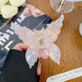 Pince à cheveux papillon rose iridescent avec fini nacré et ressort doré - 7cm / Rose