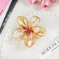 Elegante pinza per capelli a fiori ambra cangiante su un piatto decorativo di porcellana - Giallo Brillante